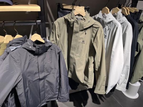 户外冲锋衣怎么选_哪个品牌性价比高