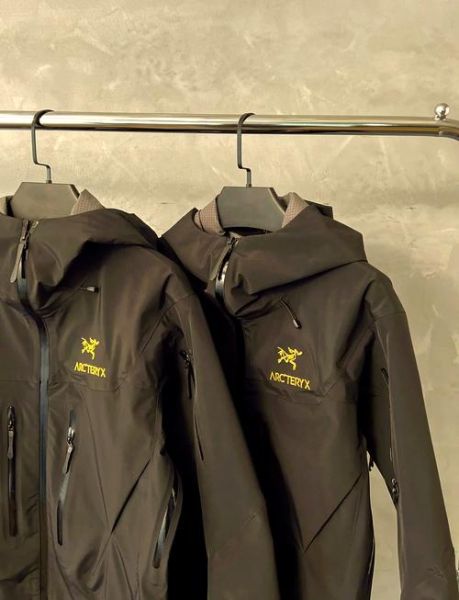 户外冲锋衣怎么选_始祖鸟和北面哪个好