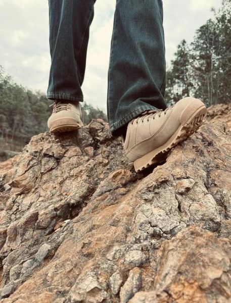 户外防水鞋哪个牌子好_防水徒步鞋怎么选