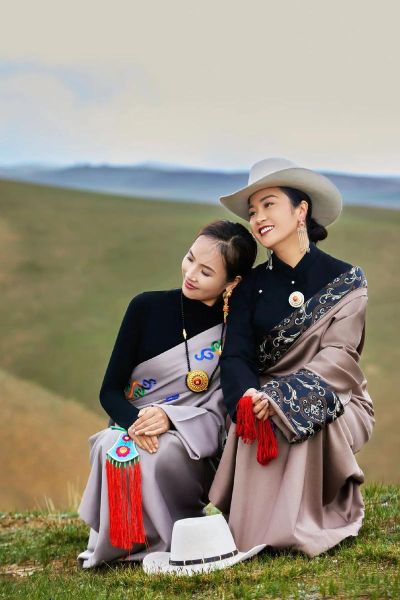 高原拍照穿什么衣服_高原旅拍怎么搭配