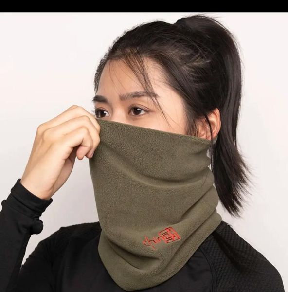 户外围脖怎么戴_冬季围脖防风保暖图解