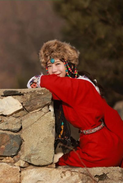 高原拍照穿什么颜色_高原拍照怎么拍好看