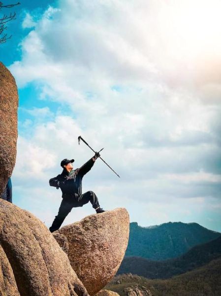 户外登山美女穿什么_登山拍照姿势怎么摆